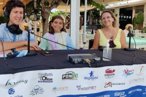El periodista Guillermo Mirón y Francisca Andreu, gerente de Neptuno, durante la entrevista.