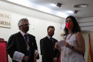 Sonia Gelado recoge el premio \"Decano Rogelio Pérez Burgos\" del Colegio de Abogados.