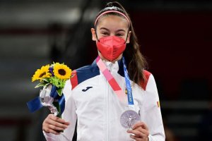 Adriana Cerezo mostrando su primera medalla olímpica.
