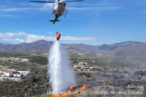 Un helicóptero del Infoca trabaja en Sorbas.