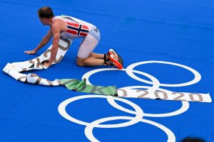 El nuevo campeón olímpico protagonizó la imagen de la jornada.