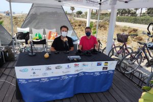 El periodista Fernando Moldenhauer junto al edil olulense Francisco Bellido, en el stand de la Cadena SER.