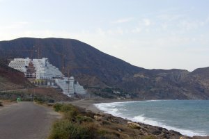 Carboneras \"seguirá colaborando\" con la justicia, pero no precisa si revisará la licencia del Algarrobico.