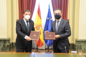 Luis Planas y Eduardo Baamonde en la firma del convenio.
