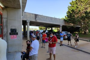 La cola para entrar en la tienda del Almería y canjear el vale descuento.