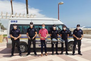 El concejal Alfonso García Ramos junto a miembros de la Policía con el dron.
