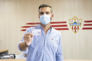 El alcalde de Almería con su abono.