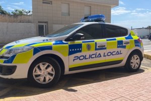 Coche patrulla de la Policía Local de Mojácar.