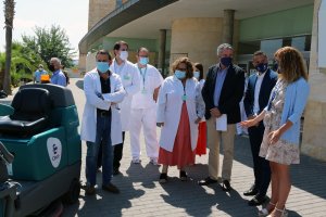El delegado de Salud, Juan de la Cruz Belmonte junto a Diego López, gerente de Clece y la directiva del Hospital de La Inmaculada.