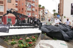 Alcalde, artista y moteros descubren la estatua de la \'chopper\'.