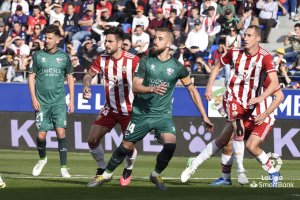 Pulido en el Huesca-Almería de la Liga 19-20.
