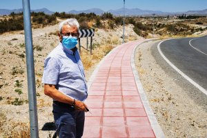 El alcalde en funciones visita la nueva calzada.