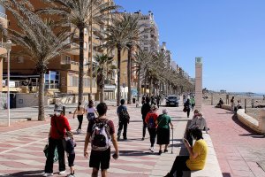 El paseo marítimo de la capital, un lugar de esparcimiento elegido por muchos almerienses.