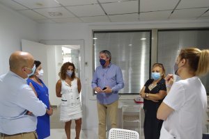 Juan de la Cruz Belmonte visita el Centro de Atención Temprana de Huércal-Overa.