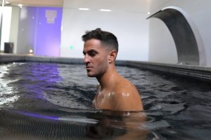 Villar en la piscina.