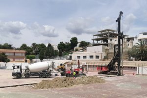 Trabajos de cobertura del polideportivo de Vera