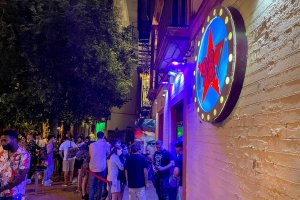 Colas en una discoteca en la Alameda de Hércules de Sevilla.