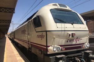 Un tren en la Estación Intermodal de Almería.