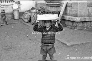Un niño gitano del Barrio Alto, jugando con una caja de madera en la cabeza en el Preventorio abandonado.