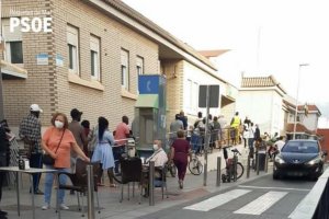 Cola para recibir atención médica en una imagen difundida por el PSOE en sus redes sociales.