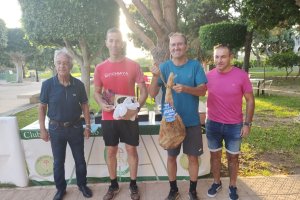Los veteranos luciendo sus premios junto al presidente.