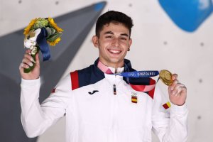 Alberto Ginés consigue la medalla de oro en escalada deportiva.