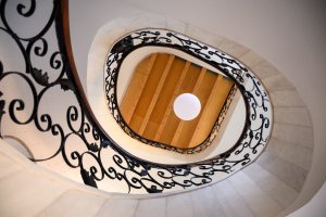Escalera interior del edificio de Guillermo Langle