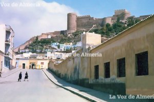 La cuesta de la calle del Regimiento de la Corona con la antigua tapia del flanco de poniente del cuartel de los soldados.