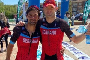 Juanfra Serrano y Javi Serrano tras participar en un triatlón en Guadix.