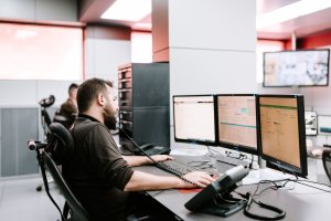 Un vigilante en los controles de movimiento de uno de los servicios