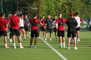 Rubi se dirige a los jugadores en el stage de Marbella.