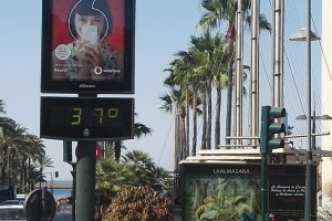 Un termómetro marca 37º en la capital.
