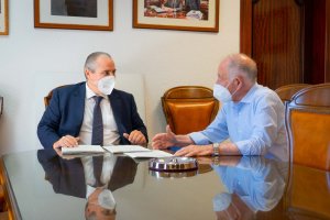 Gabriel Amat conversa durante la firma de compraventa de la parcela de 30.000 metros cuadrados.