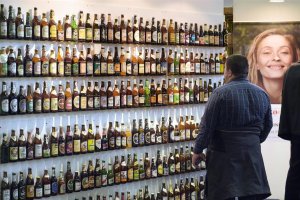 En la actualidad, el cliente se dirige al camarero con la pregunta ¿Qué cervezas tenéis?