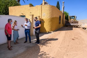 Las maquinarias trabajando sobre el camino Bobar Sacramento en el barrio de La Cañada