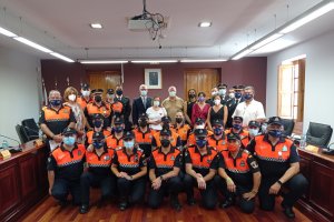 Foto de familia de los miembros de Protección Civil condecorados.