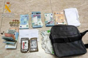 Dinero en efectivo y tabletas de hachís intervenidas en Roquetas de Mar.
