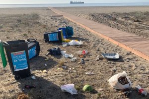 Basura dejada tras la práctica de botellón en las playas de Vera.