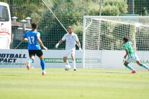El meta georgiano en el partido ante el Betis B.
