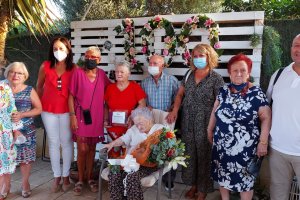 La abuela de Gádor junto a su familia en su centenario.
