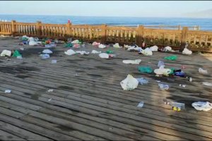 Restos de una celebración en el mirador de El Toyo