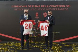 Ramón Fernández-Pacheco y Mohamed El Assy posan con camisetas con la fecha del final de la concesión
