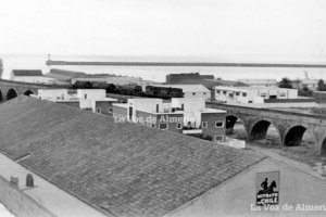La nave donde estuvo el almacén del nitrato de Chile, con el cartel de la marca donde destacaba un jinete en negro sobre un fondo amarillo.