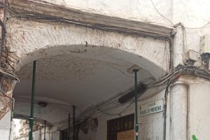 La calle fue precintada y apuntalada para evitar posibles accidentes.