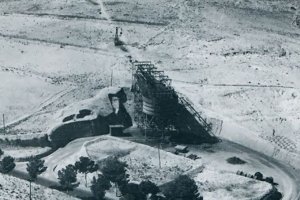 Tolva circular para el mineral en la N-340, frente a Uniformes del Levante de Isabel Cervantes. Foto Mario Guillén.