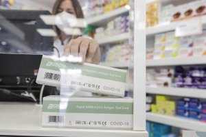 Test de antígenos para detectar el coronavirus despachados en una farmacia.