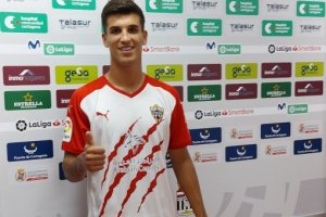 El almeriense feliz tras debutar con el equipo grande.
