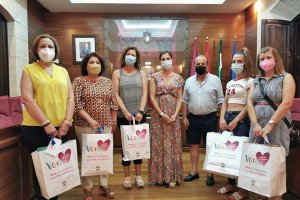 Entrega de los lotes a los premiados.