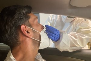 Un sanitario realiza un PCR en un punto de autoCovid.