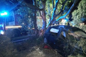 Un conductor, de unos 60 años, quedó atrapado en el interior del vehículo en el que viajaba después de salirse de la vía.